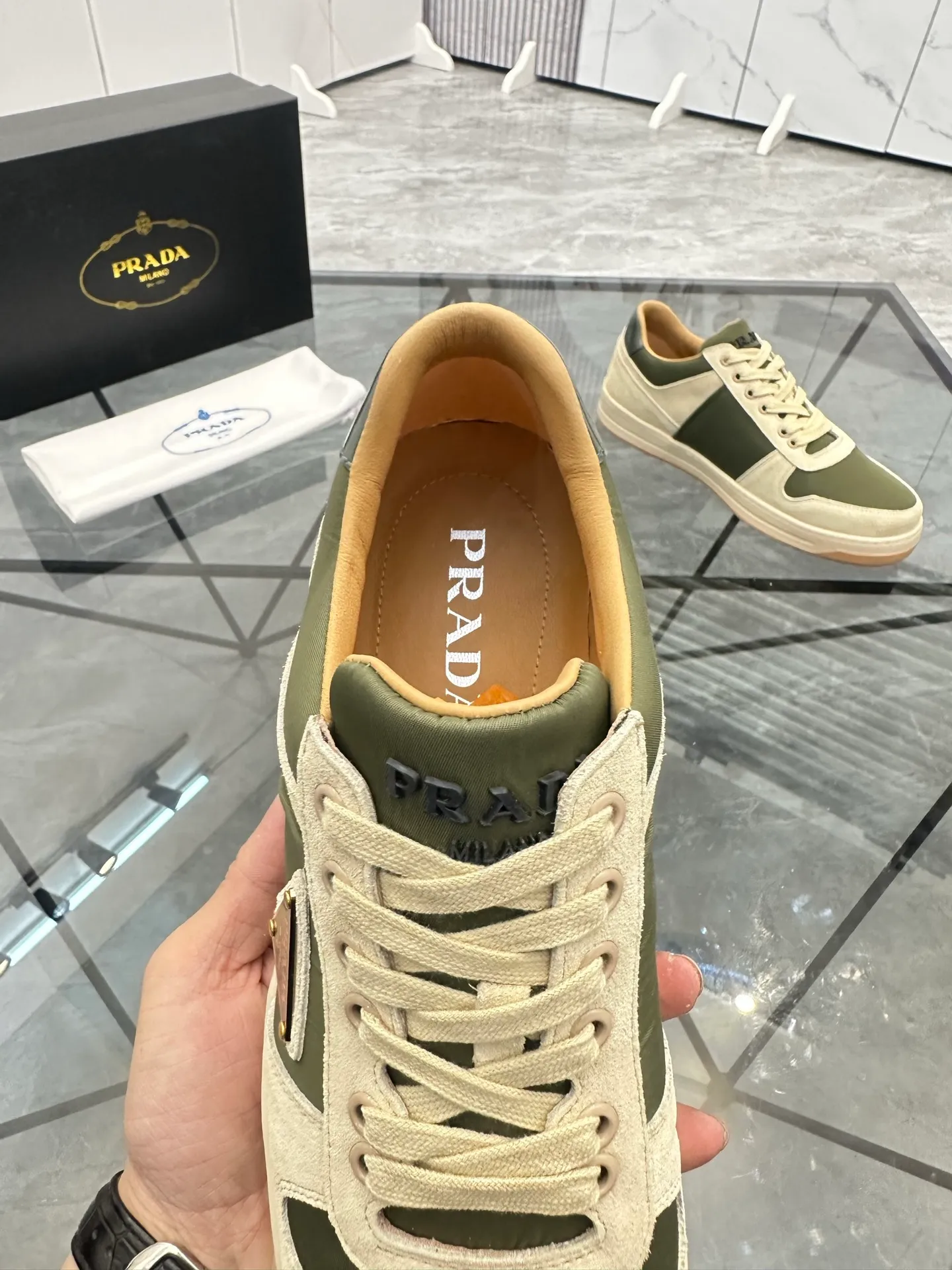 Men's shoes: 💰P420¥ Product trademark: Prada *"Prada*" low-top casual shoes Regular size: 38-44 (can be customized to 45) Product materials: imported cowhide upper with original fabric, breathable lining, original outsole. Number: 020